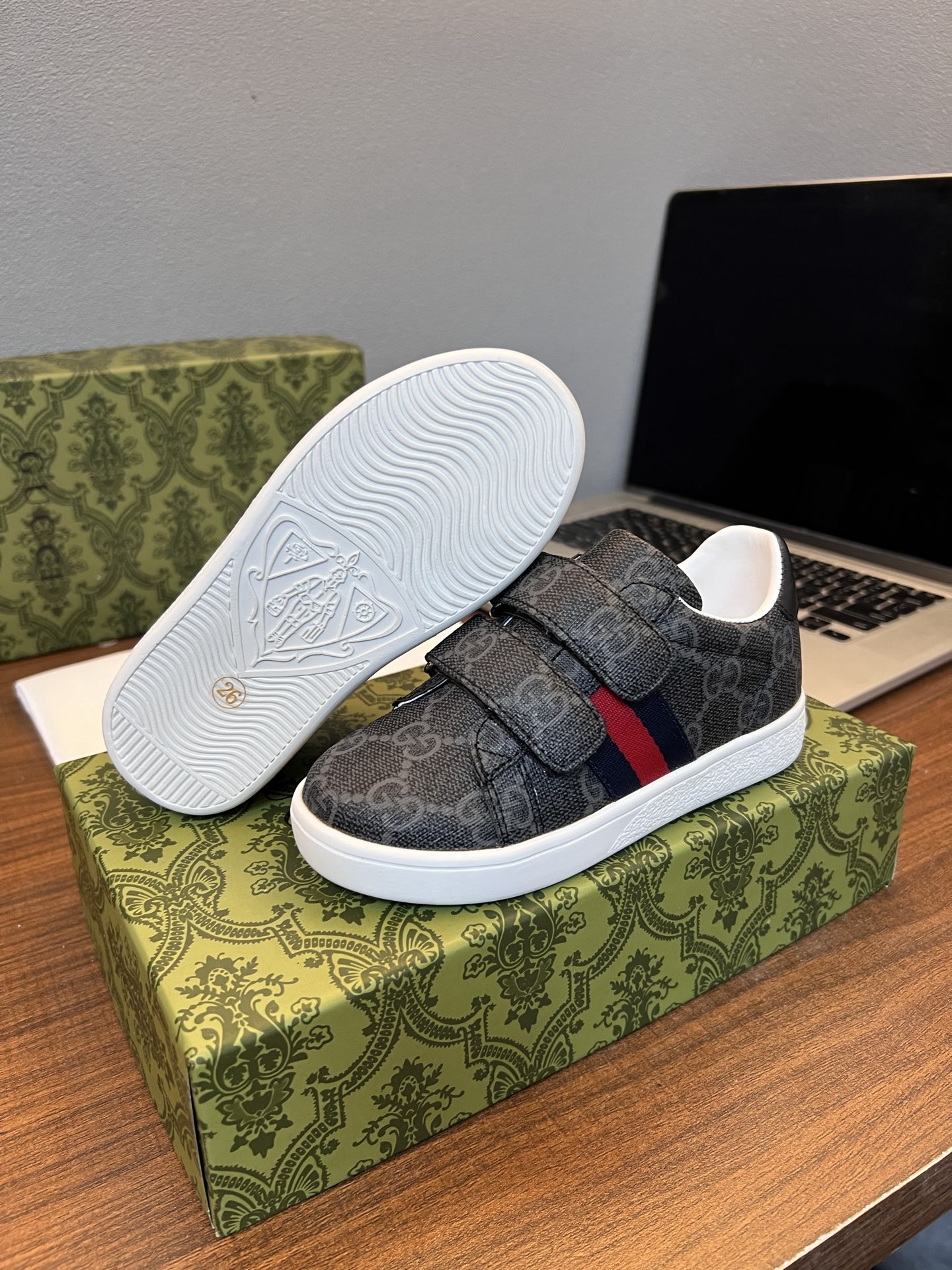 Children's shoes child